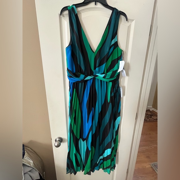 London Times Dresses & Skirts - London Times Elegant Multicolor Sleeveless Double V Dress Women’s Size 10